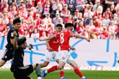 拜仁被打崩！半场3球落后，4年第一次，乌尔比希一脸尴尬