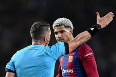 巴萨26岁队长阿劳霍状态告急：1张红牌引心态崩溃，身心俱疲将休战数周