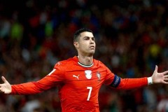 绝代双骄同发威，40岁C罗一球一助建功，38岁梅西戴帽戏法+助攻斩获金靴