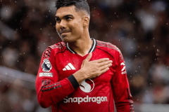 曼联忍痛割爱！功勋铁腰今夏告别，球迷炸锅：他还能再战3年！