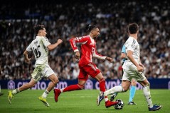 欧冠一场2-1！德甲霸主攻破伯纳乌，拜仁占先机，皇马无退路！