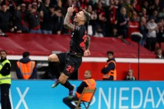 演我？滕哈赫一离队 药厂原地复活：9打11斩血性3-1 拿下德甲首胜