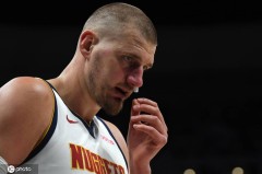 被戈贝尔防傻了！约基奇26中7生涯最差 正负值-21