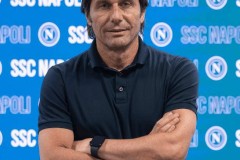 悲剧降临！卫冕冠军9号中锋重伤缺阵三个月，扰乱主帅战术安排