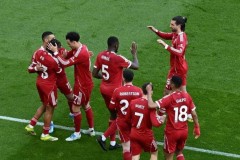 足坛悲欢之夜！拜仁打破54年纪录，巴萨利物浦皆大获全胜，AC米兰3球大败