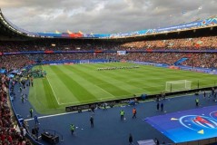 法甲 | 政企破冰！大巴黎有望买下王子公园，但这座架在高速公路上的球场怎么扩建？