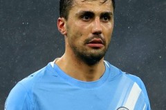 免费离队也不低价出售给皇马，曼城开出高薪合同，罗德里别无选择