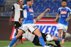 意甲赛事精选：那不勒斯vs国际米兰 冒雨吨的对决，国米防守坚不可摧，零封那不勒斯犀利进攻