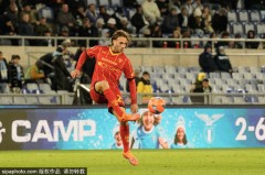 朗斯前锋托万荣膺UNFP法甲11月最佳球员：背后隐藏的努力与战术解析