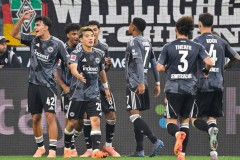 27岁日本球星梅开二度，助攻无敌！现场视角惊艳德甲比赛