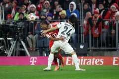 欧冠6冠王惊险保分，拜仁85%控球狂轰24脚，创造52年德甲神迹