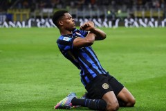 国米劲翼邓弗里斯拒绝利物浦邀约，伤愈回归助力欧冠附加赛征程