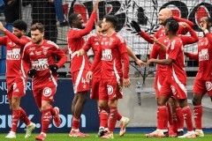 法甲保级欧战对冲战！布雷斯特主场死磕里昂，谁能抢占关键 3 分？