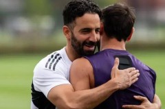 执教场均1.43分！曼联解职阿莫林，队长费尔南德斯发文致谢显成熟