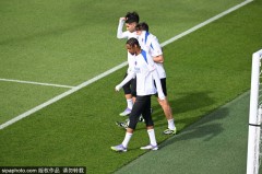 里昂与巴黎圣日耳曼：法甲榜首争夺战愈演愈烈