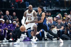 弗拉格45分詹姆斯空砍30分 独行侠险胜湖人