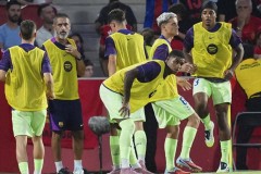 巴萨神锋西甲首秀就这？替补席都坐不稳的水平，巴萨买错人了