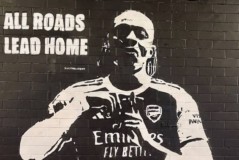 电讯报：埃泽身穿阿森纳球衣的壁画遭到污损，肇事者疑似热刺球迷